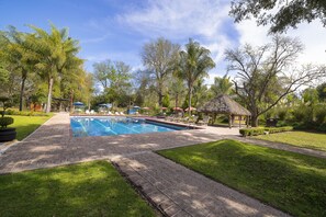 Außenpool, geöffnet von 08:00 Uhr bis 19:00 Uhr, Liegestühle