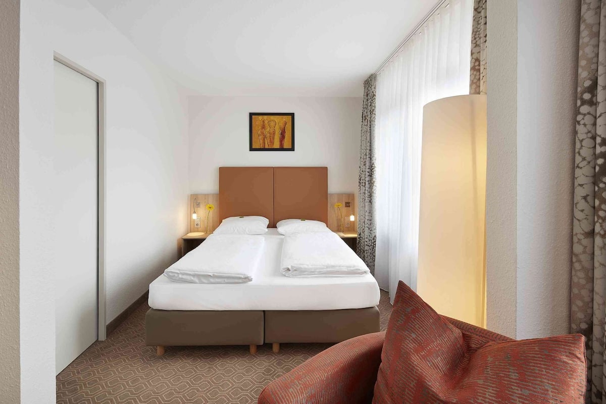 Värdeförvaringsskåp på rummet, skrivbord och mörkläggningsgardiner