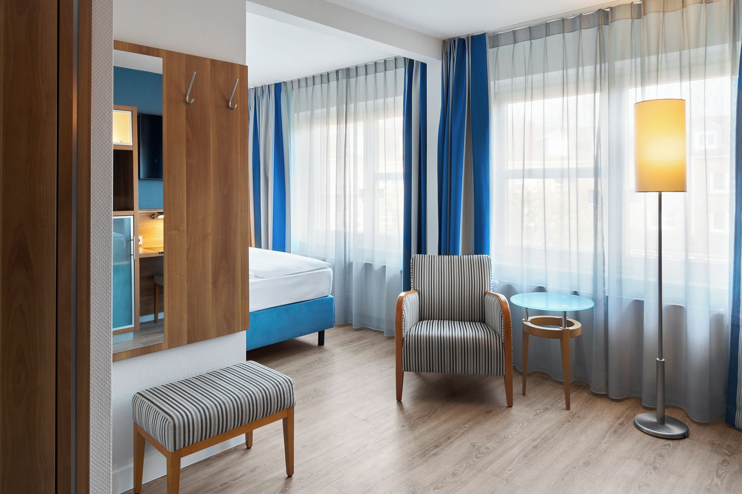 Hypo-allergenic bedding, in-room safe, desk, blackout curtains