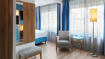Hypo-allergenic bedding, in-room safe, desk, blackout curtains