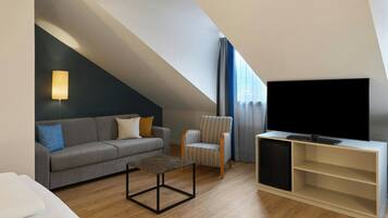 Quarto standard, 2 camas de solteiro | Cofres nos quartos, escrivaninha, cortinas blackout