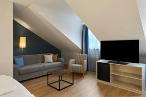 Habitación estándar, 2 camas individuales | Caja fuerte, escritorio, cortinas opacas y tabla de planchar con plancha