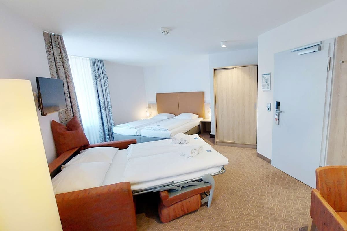 Värdeförvaringsskåp på rummet, skrivbord och mörkläggningsgardiner