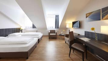 Business-Zweibettzimmer | Zimmersafe, Schreibtisch, Verdunkelungsvorhänge, Bügeleisen/Bügelbrett