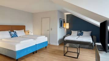 Rom – standard, 2 enkeltsenger | Safe på rommet, skrivebord, blendingsgardiner og strykejern/-brett