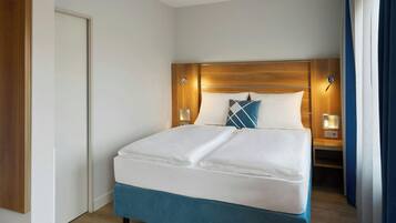 Rom – standard, 1 queensize-seng | Safe på rommet, skrivebord, blendingsgardiner og strykejern/-brett