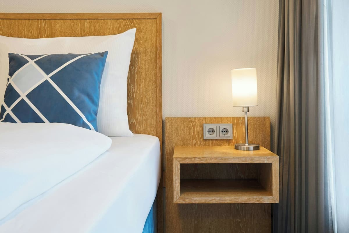 客房內保險箱、書桌、遮光布/窗簾、熨斗/熨衣板