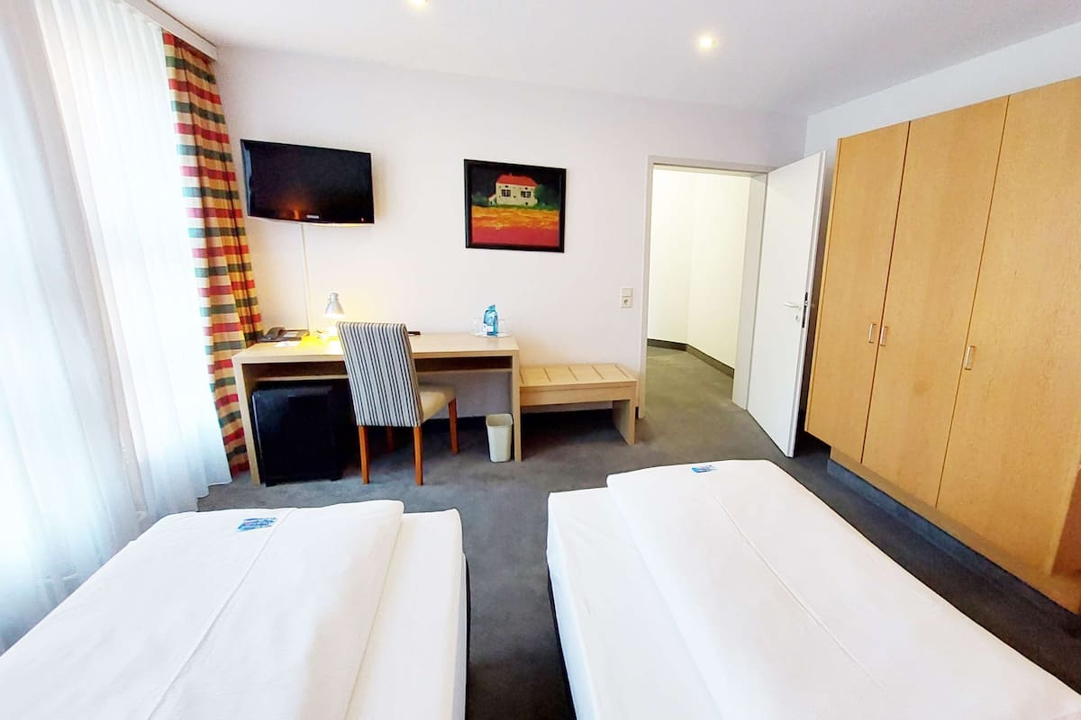Family Room | In-room safe, desk, blackout drapes, iron/ironing board