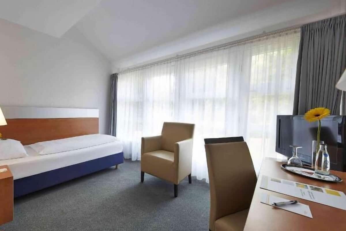 Värdeförvaringsskåp på rummet, skrivbord och mörkläggningsgardiner