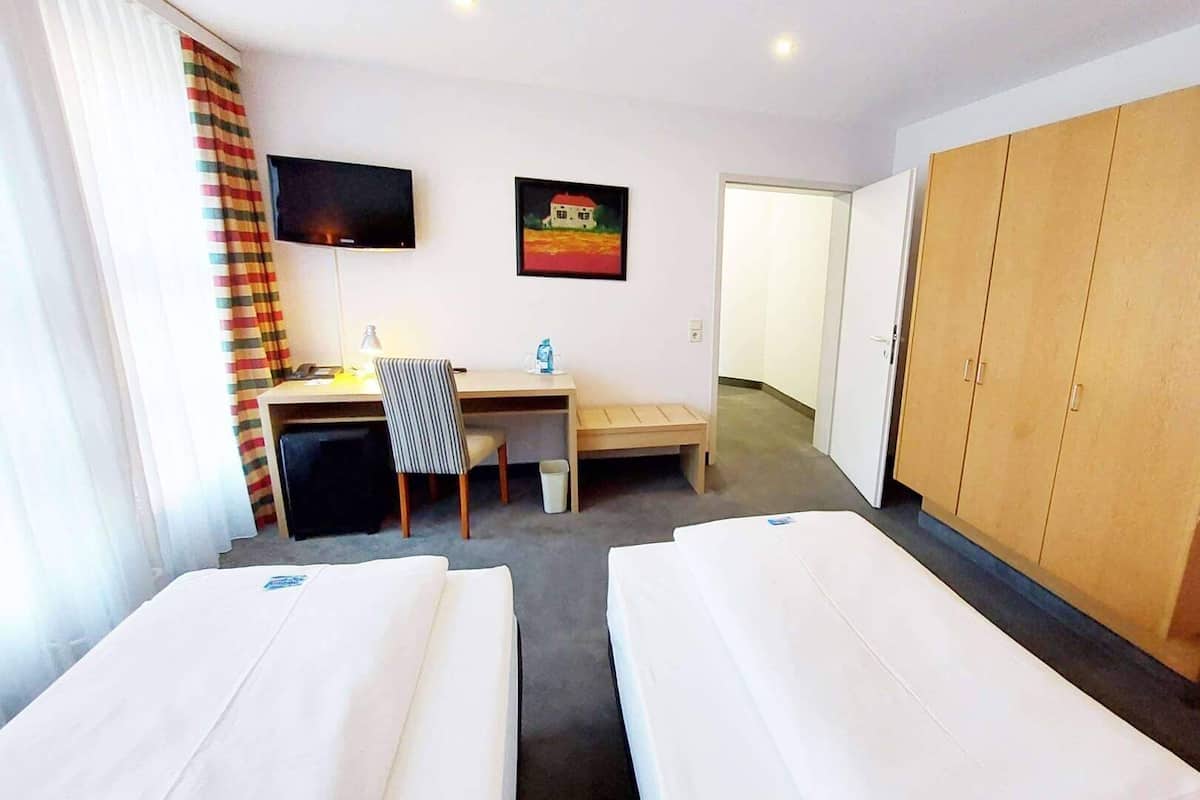 Värdeförvaringsskåp på rummet, skrivbord och mörkläggningsgardiner