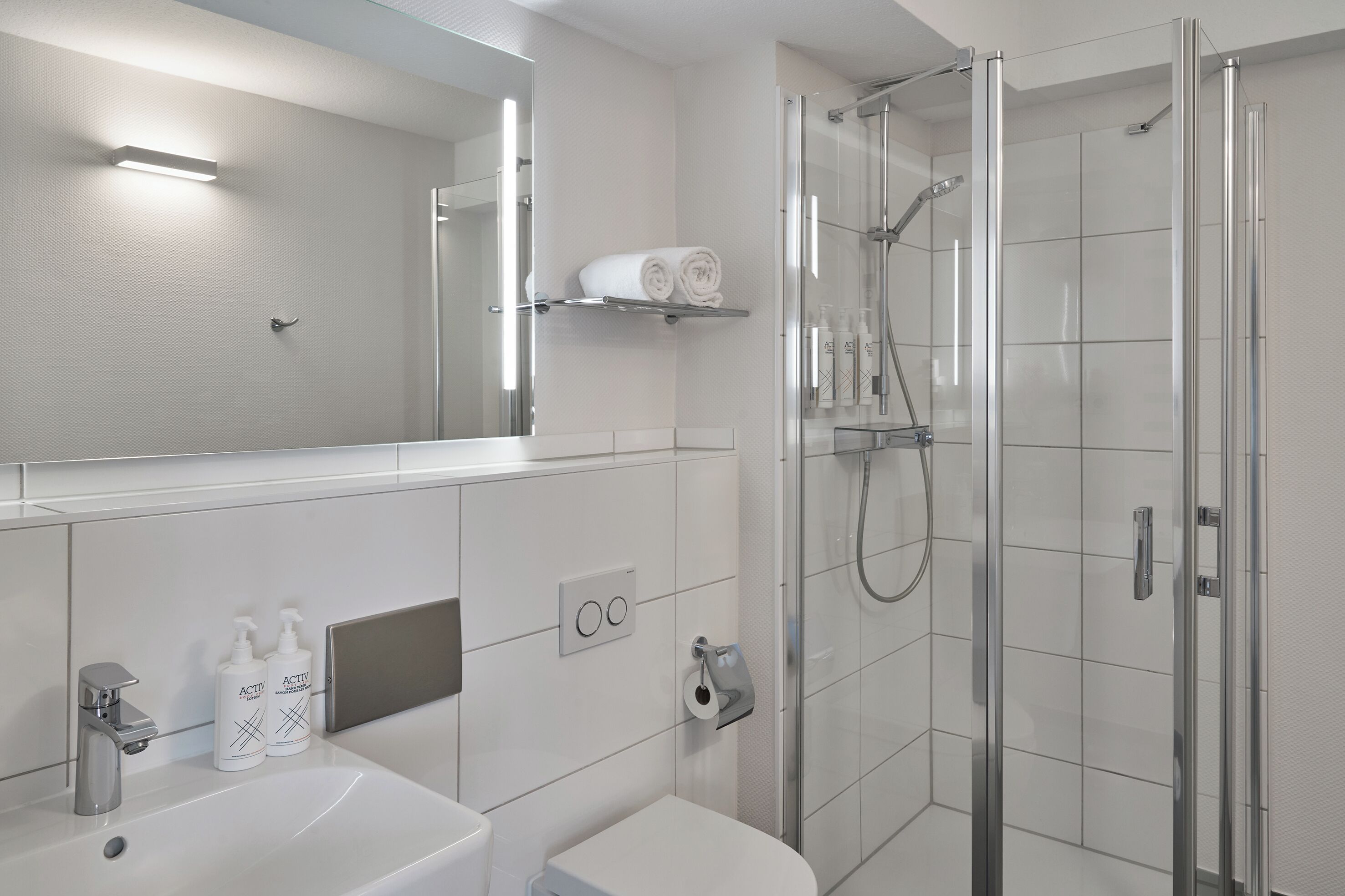 Dusche, umweltfreundliche Kosmetikartikel, Haartrockner, Handtücher