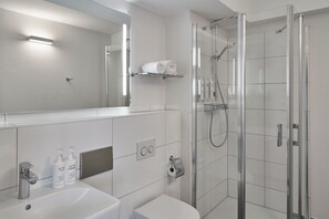Een douche, milieuvriendelijke toiletartikelen, een haardroger