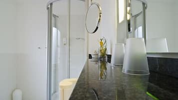 Douche, articles de toilette écologiques, sèche-cheveux