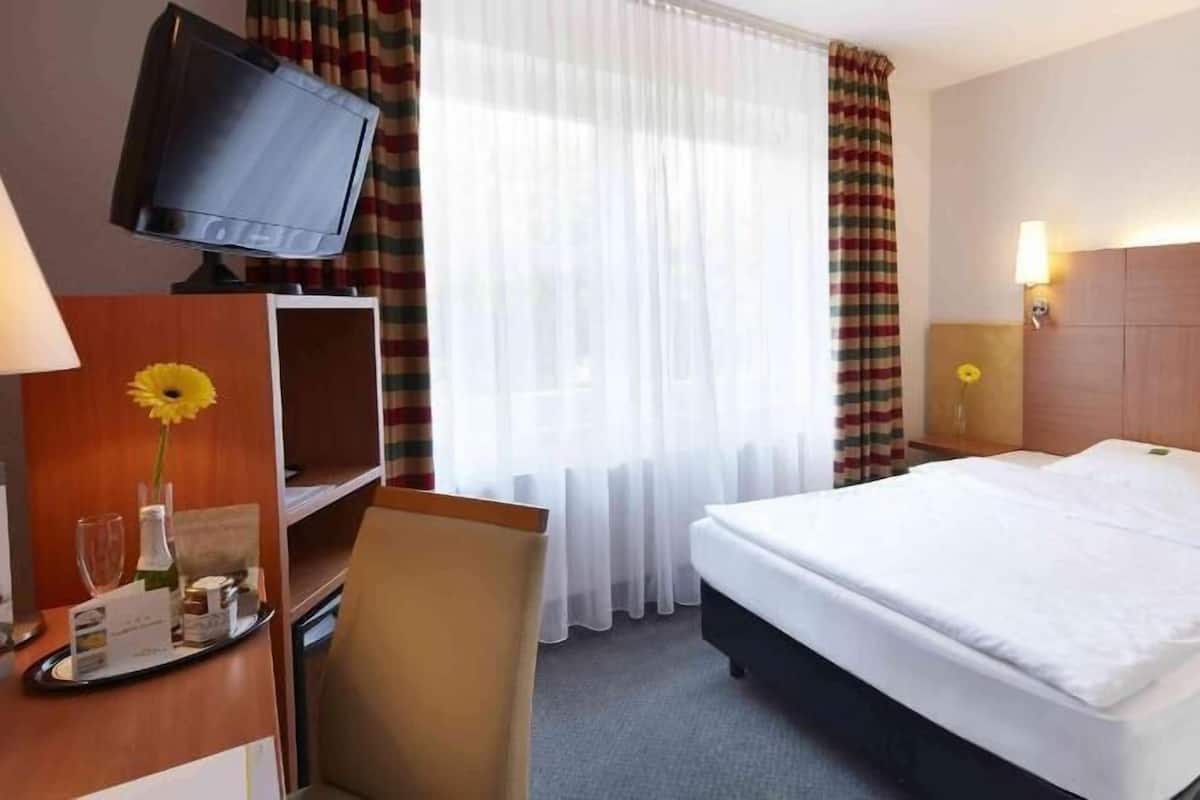 Värdeförvaringsskåp på rummet, skrivbord och mörkläggningsgardiner