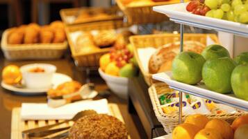 PÀivittÀinen buffetaamiainen (18 EUR per henkilö)