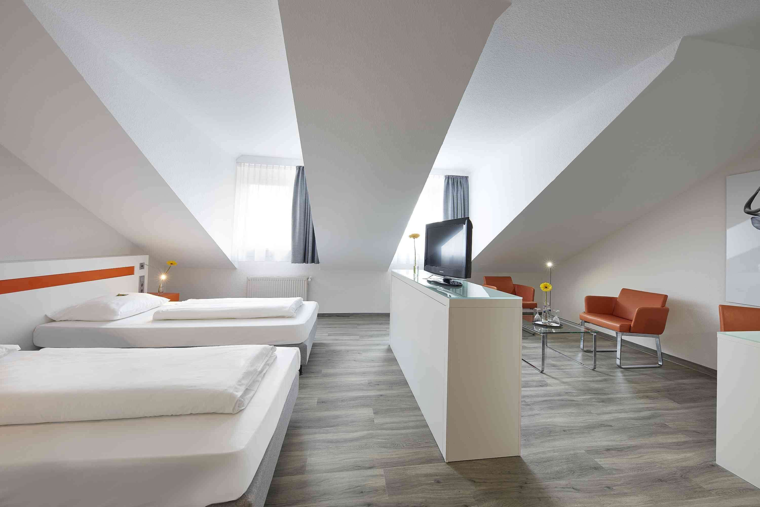 Business Twin Room | In-room safe, desk, blackout curtains, iron/ironing board