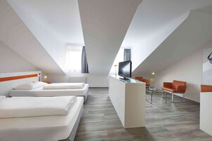 Habitación Business con 2 camas individuales | Caja fuerte, escritorio, cortinas opacas y tabla de planchar con plancha