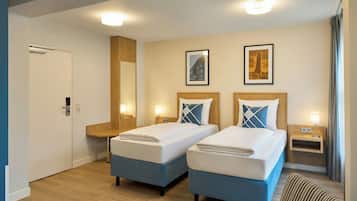 Rom – standard, 2 enkeltsenger | Safe på rommet, skrivebord, blendingsgardiner og strykejern/-brett