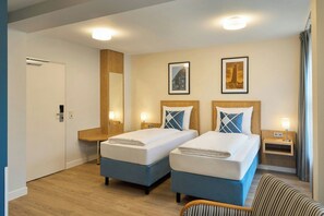 Standardzimmer, 2 Einzelbetten | Zimmersafe, Schreibtisch, Verdunkelungsvorhänge, Bügeleisen/Bügelbrett