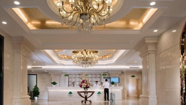 A spacious lobby with a grand chandelier, a reception desk, and a polished floor with a geometric pattern. - GreenTree Inn Guangdong Shenzhen Dongmen Business Hotel (Shenzhen)