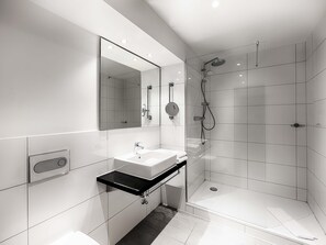 Premium Double Room | Hypo-allergenic bedding, in-room safe, desk, blackout curtains - B&B Hotel München-Hbf (Munich)