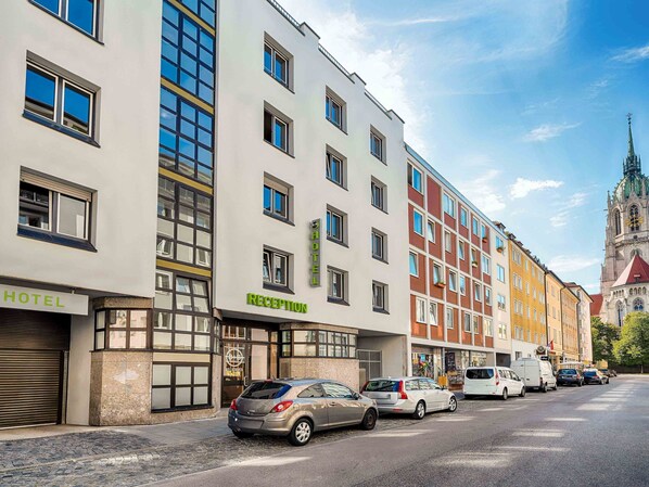 Exterior - B&B Hotel München-Hbf (Munich)