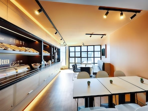 Desayuno buffet todos los días (EUR 13.9 por persona)