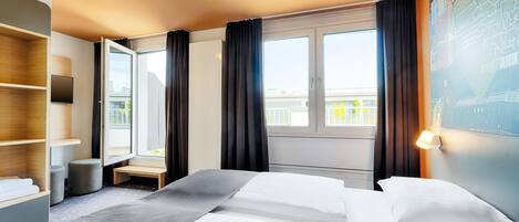 Kahden hengen huone | Allergiatestatut vuodevaatteet, tallelokero huoneessa, työpöytä