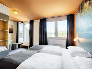 Double Room with french Bed | Hypo-allergenic bedding, in-room safe, desk, blackout curtains - B&B Hotel München-Hbf (Munich)
