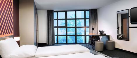 Chambre Prestige double | Literie hypoallergénique, coffre-fort, bureau, rideaux d’obscurcissement