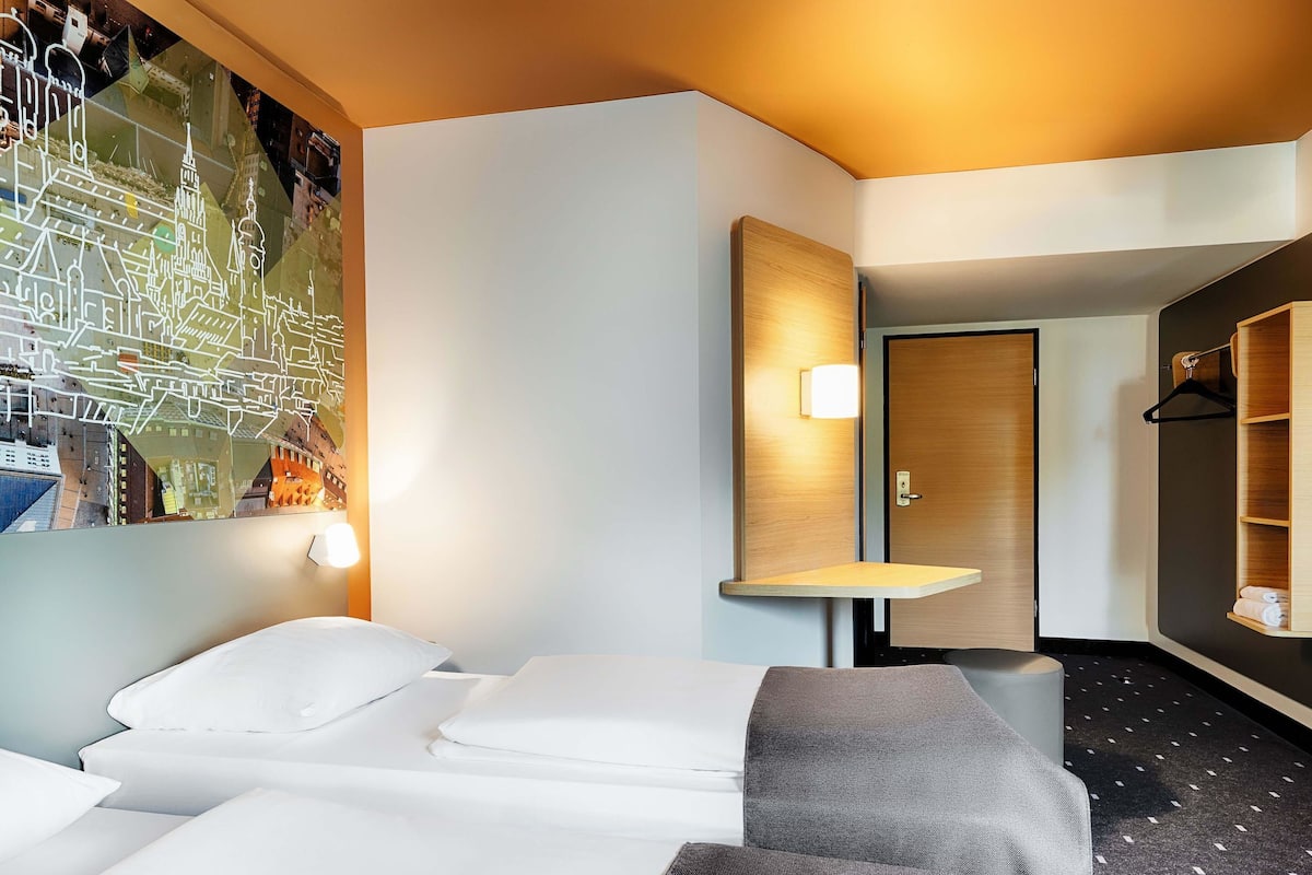 Twin Room | Hypo-allergenic bedding, in-room safe, desk, blackout curtains