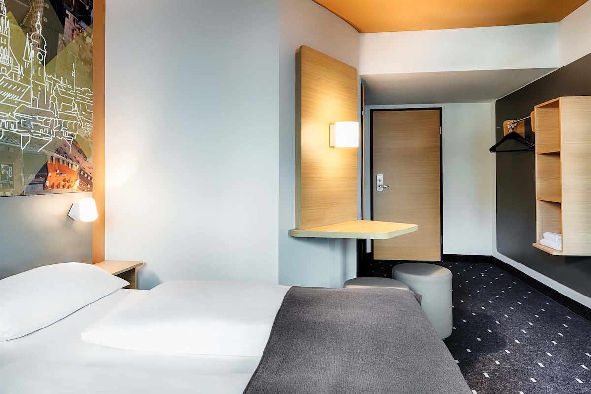 Habitació doble | Roba de llit hipoal·lergògena, caixa forta a l'habitació i escriptori