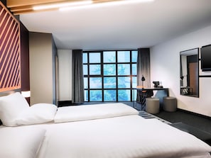Hypo-allergenic bedding, in-room safe, desk, blackout curtains