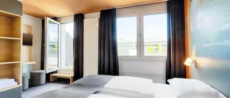 Hypo-allergenic bedding, in-room safe, desk, blackout drapes