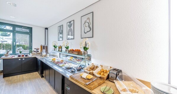 Desayuno buffet diario (EUR 13 por persona)