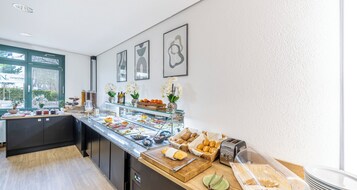 Desayuno buffet diario (EUR 13 por persona)