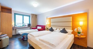 Escritorio, espacio para trabajar con laptop y cortinas blackout