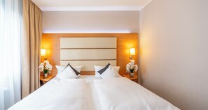 Comfort Quadruple Room | Desk, laptop workspace, blackout curtains, soundproofing - PLAZA INN Braunschweig City Süd (Braunschweig)