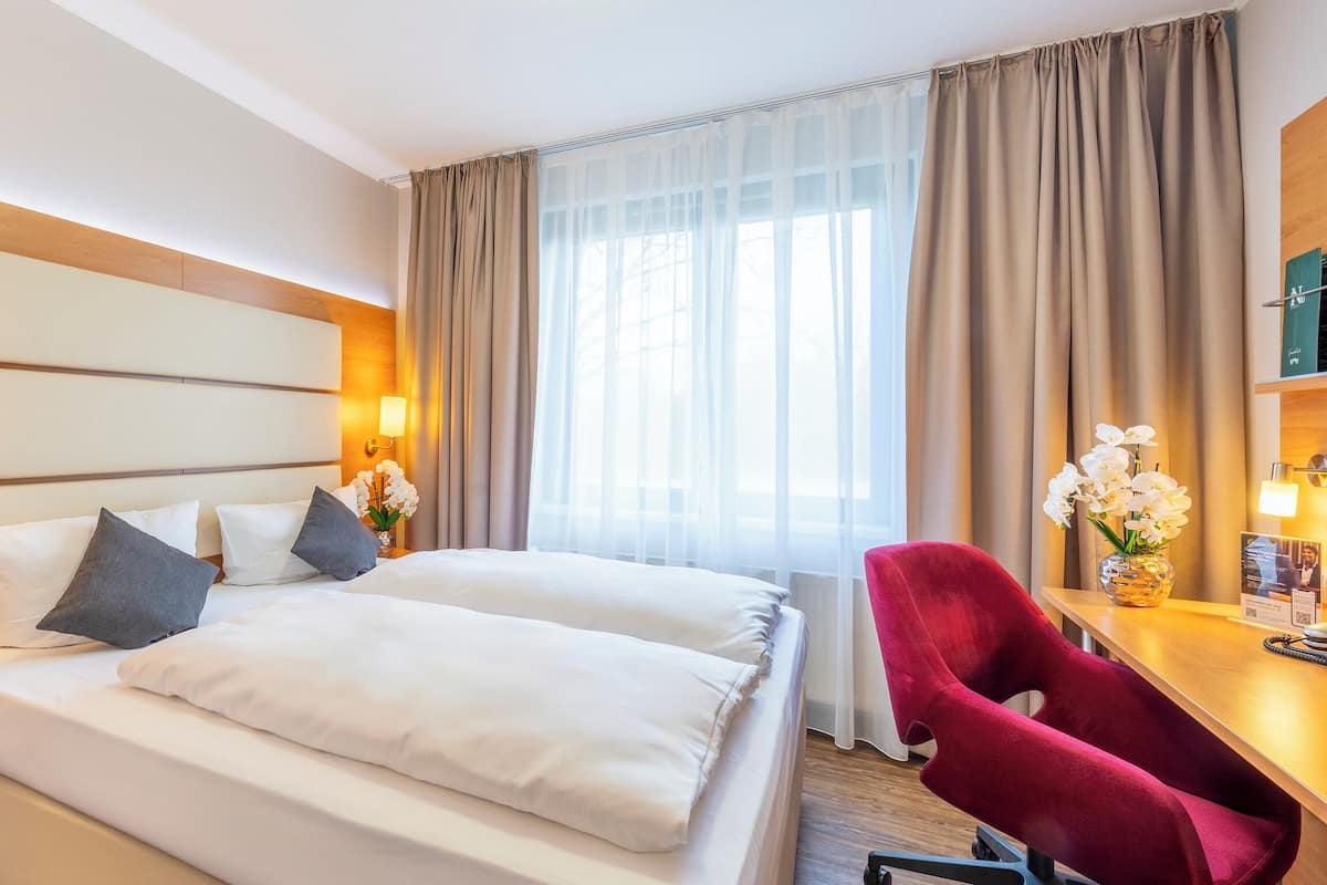 Escritorio, espacio para trabajar con un portátil, cortinas opacas