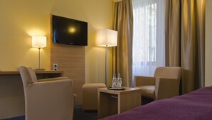 Business Double Room | Hypo-allergenic bedding, in-room safe, desk - GHOTEL hotel & living Hamburg (Hamburg)