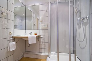 Business Double Room | Bathroom | Shower, free toiletries, hair dryer