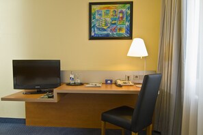 Ropa de cama hipoalergénica y caja de seguridad en la habitación 