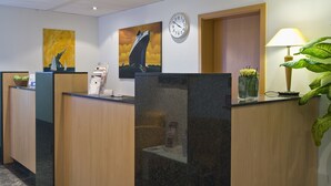 Reception - GHOTEL hotel & living Hamburg (Hamburg)