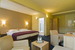 Kamar Double Bisnis | Seprai antialergi, brankas, meja kerja, dan setrika/meja setrika