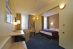 Business Double Room | Hypo-allergenic bedding, in-room safe, desk, iron/ironing board - GHOTEL hotel & living Hamburg (Hamburg)