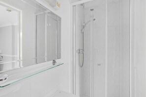 Shower, hair dryer, towels - Waters Edge Hotel (Torquay)