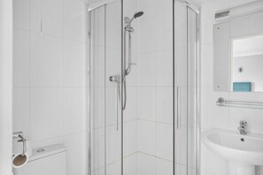 Twin Room, Ensuite | Bathroom | Shower, hair dryer, towels