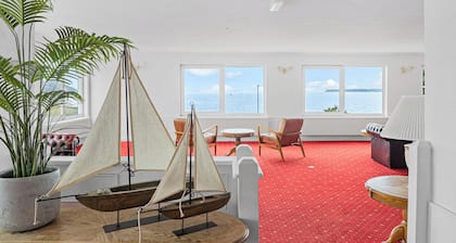 Waters Edge Hotel