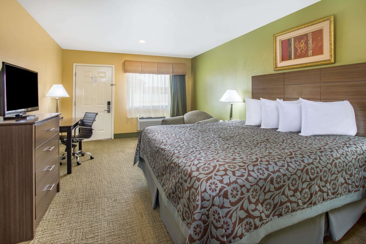 Premium bedding, desk, iron/ironing board, free cots/infant beds