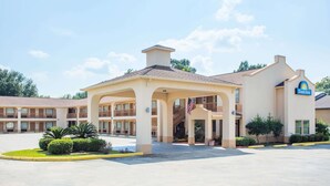 A Days Inn with a central atrium, multiple balconies, and a parking lot. - Days Inn by Wyndham Abbeville (Abbeville)
